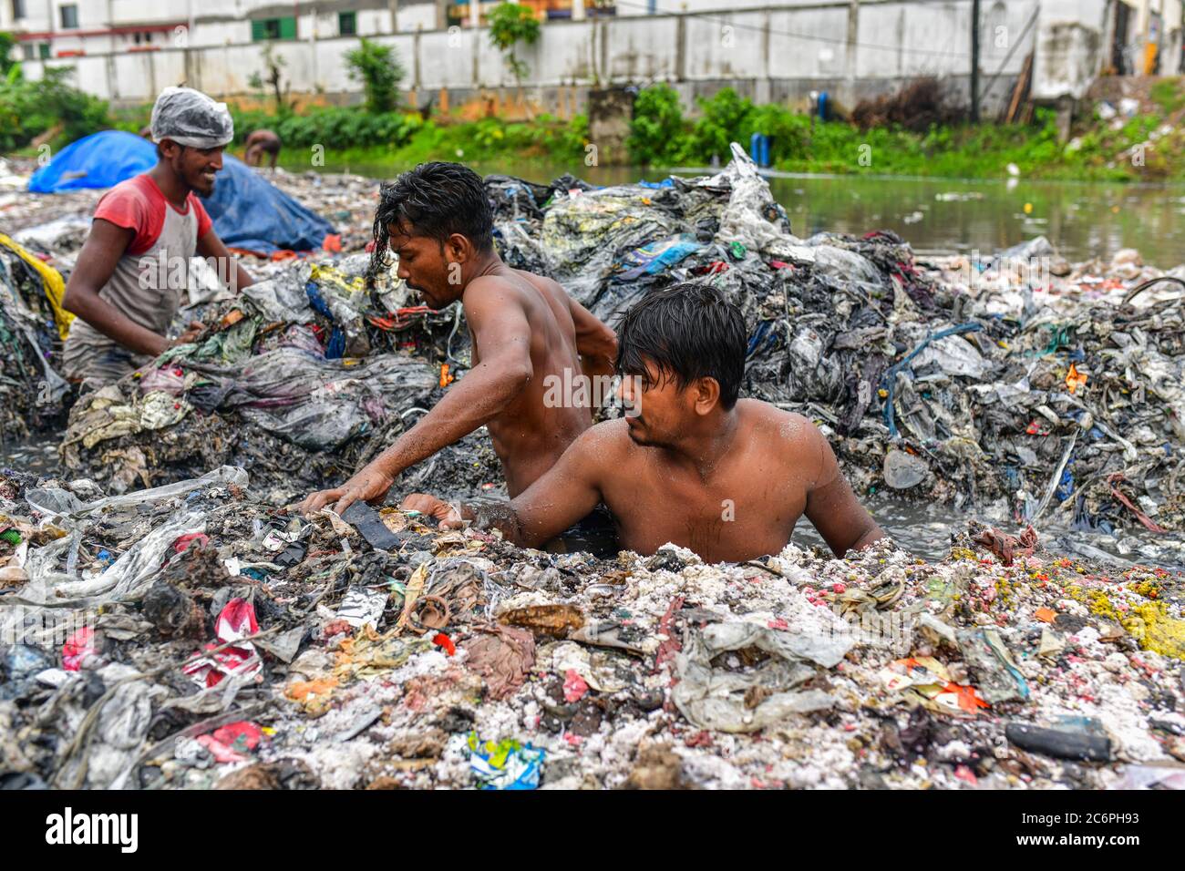 Насколько грязно. Бангладеш столица Дакка. Дакка Бангладеш трущобы. Дакка Бангладеш экология. Бангладеш Дакка река.