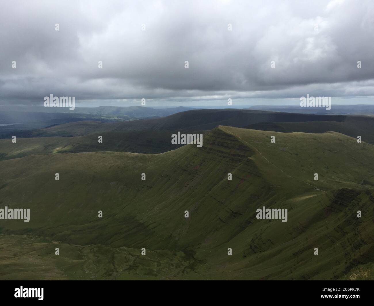 Green rolling hills mountain hi-res stock photography and images - Alamy
