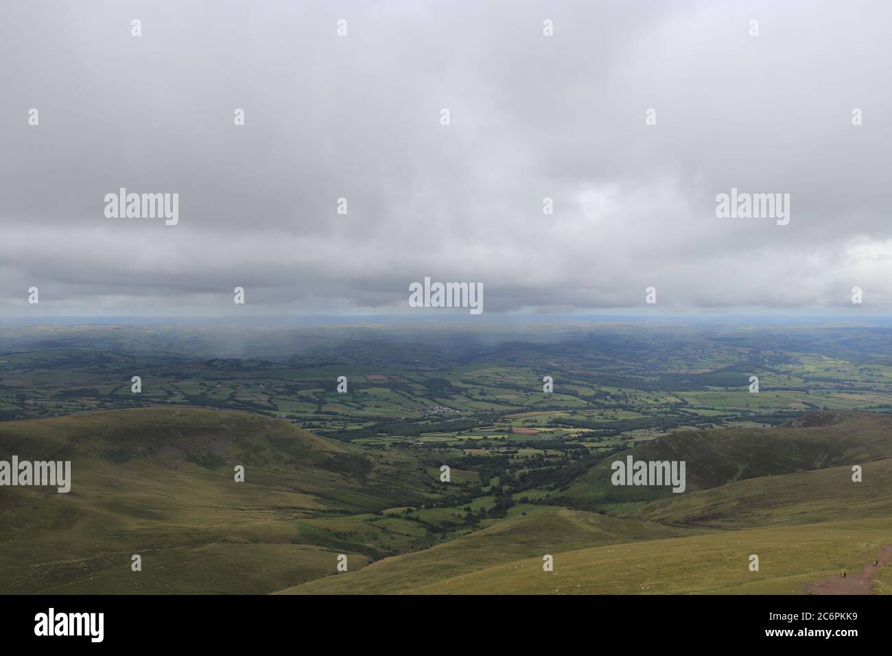 Green rolling hills mountain hi-res stock photography and images - Alamy