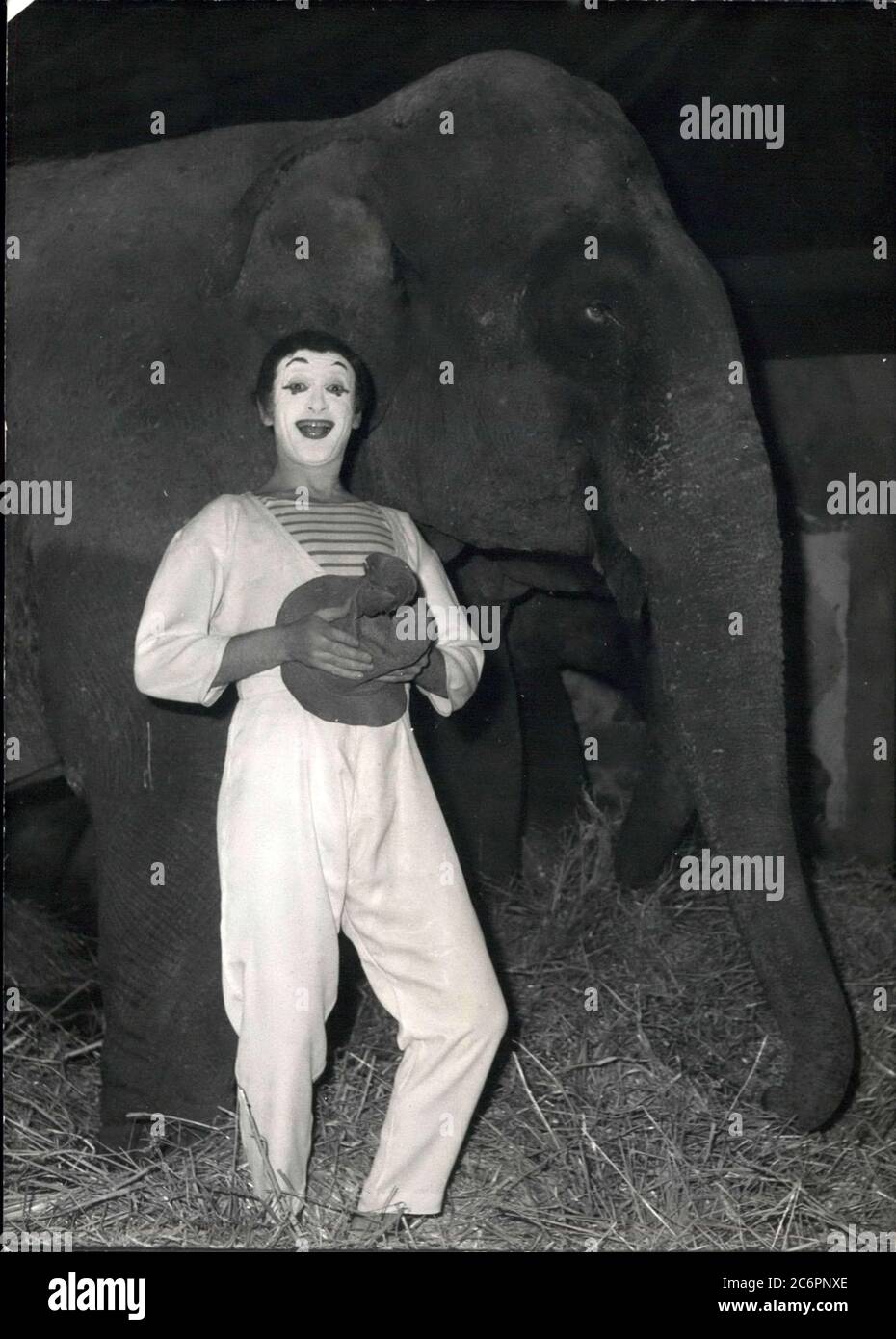 Aug 5, 1960 - Paris, France - French mime MARCEL MARCEAU dressed like a clown in full makeup, with an elephant before a circus show. (Credit Image: © Keystone Pictures USA/ZUMAPRESS.com) Stock Photo