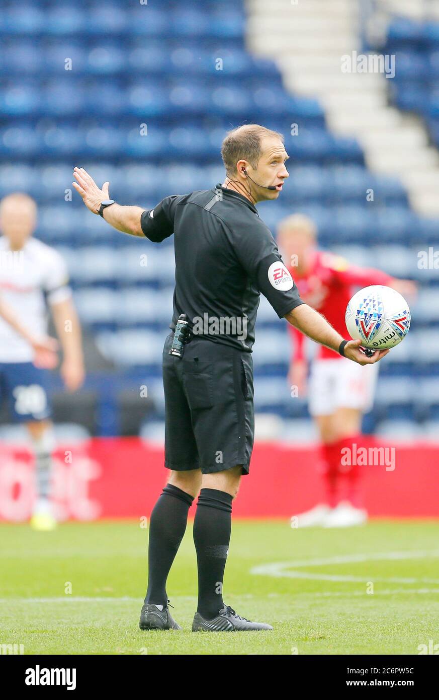 Football referee jeremy simpson hi-res stock photography and images - Alamy