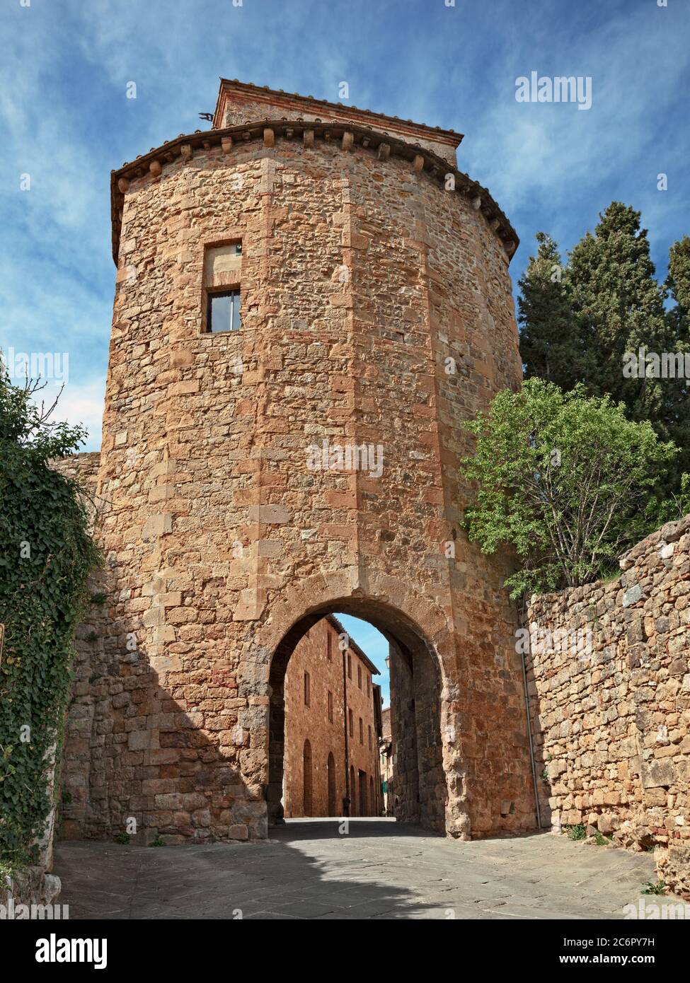 San Quirico d'Orcia, Siena, Tuscany, Italy: the medieval city gate Porta dei Cappuccini at the entrance to the ancient town Stock Photo