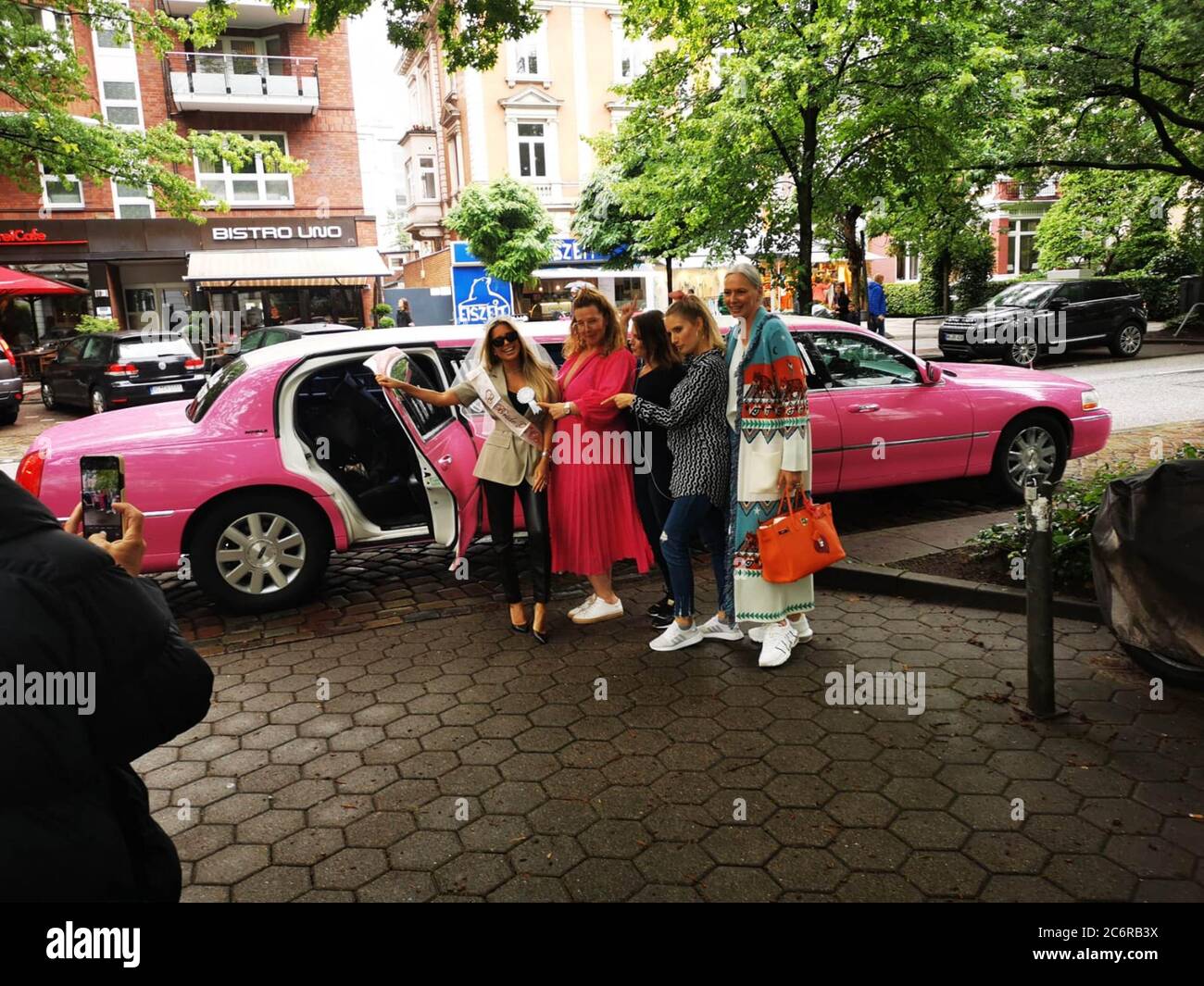 Sylvie Meis Bei Ihrer Junggesellinnen Abschieds Party Hier Die Abfahrt In Der Limosine Von Deinelimo Hamburg Vor Ihrem Haus In Hamburg Eppendorf Eppe Stock Photo Alamy