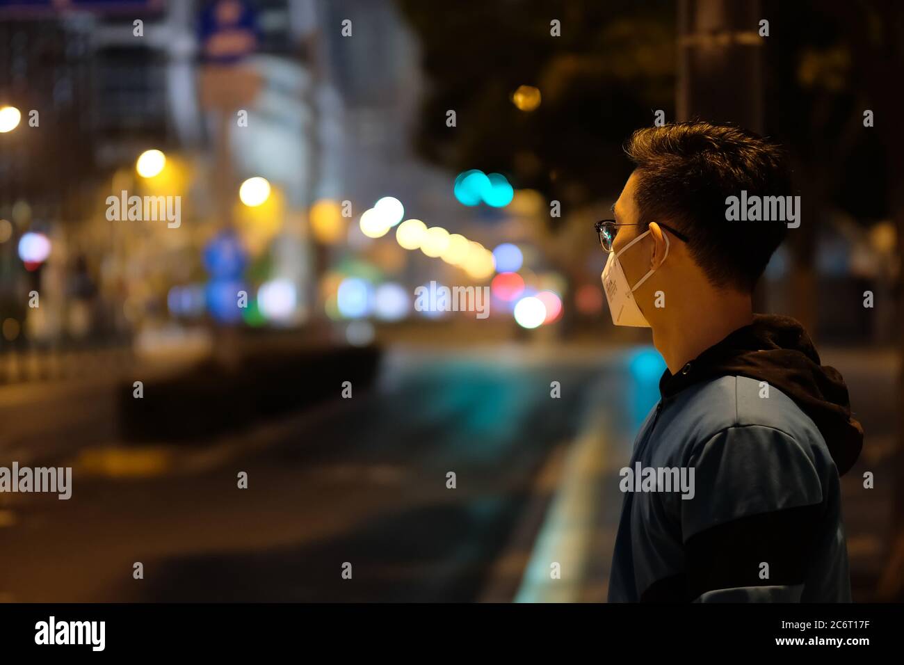 Chinese man wearing face mask hi-res stock photography and images - Alamy