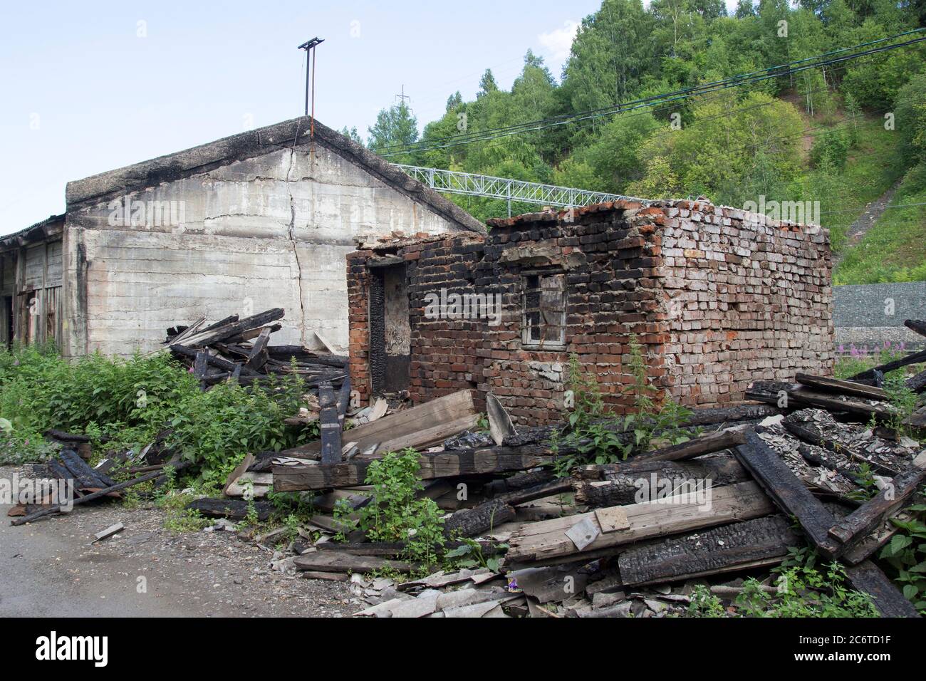 An old ruined building in the countryside Stock Photo - Alamy