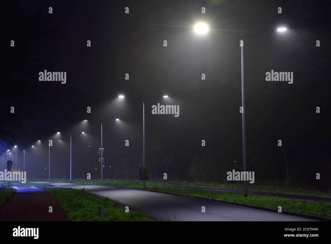 Dark foggy street view hi-res stock photography and images - Alamy