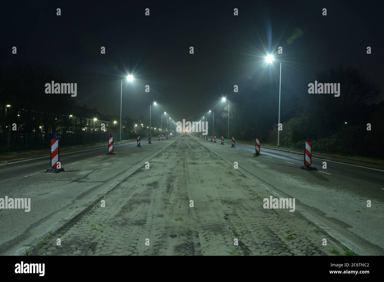Dark foggy street view hi-res stock photography and images - Alamy