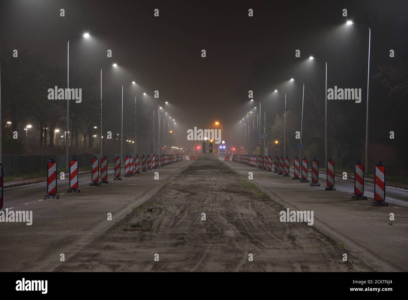 Dark foggy street view hi-res stock photography and images - Alamy