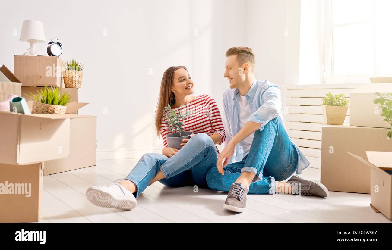 Happy young married couple are moving to new home Stock Photo - Alamy