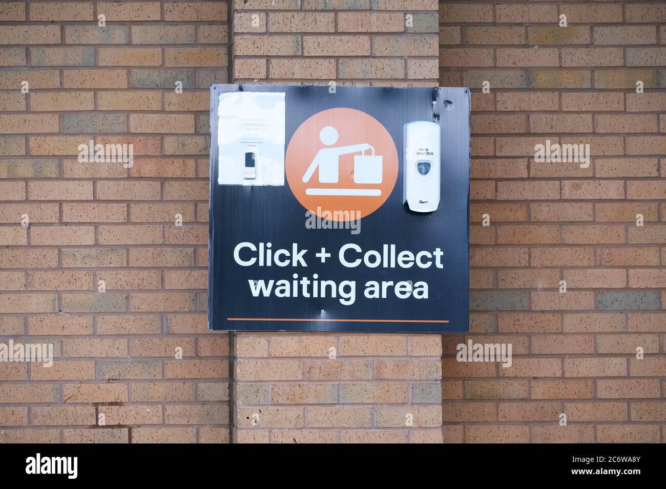 Click collect online internet shopping sign at shop Stock Photo