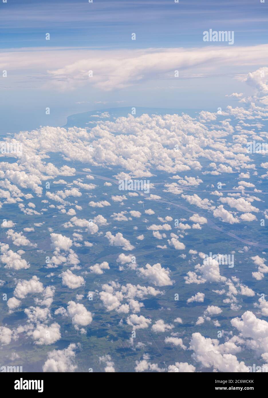 Plane above clouds wing flying vertical hi-res stock photography and ...