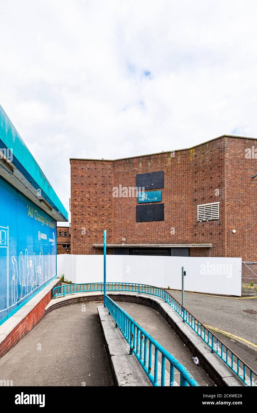 Ramp for access to bus station with the back of boarded up BHS store in Crewe Cheshire UK Stock Photo