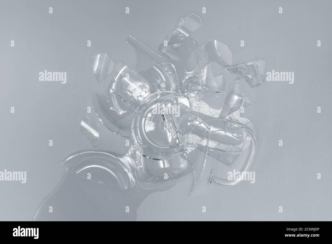 https://c8.alamy.com/comp/2C6WJ0P/shards-of-glass-cup-with-water-top-view-2C6WJ0P.jpg