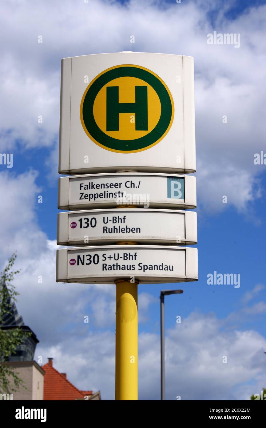Die BVG-Haltestelle Falkenseer Chaussee Ecke Zeppelinstraße in Berlin-Spandau Stock Photo