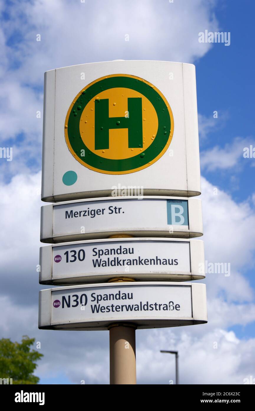 Die BVG-Haltestelle Merziger Straße in Berlin-Spandau Stock Photo