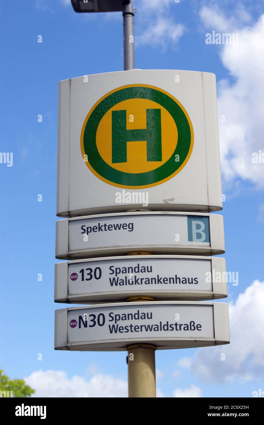 Die BVG-Haltestelle Spekteweg Ecke Zeppelinstraße in Berlin-Spandau Stock Photo