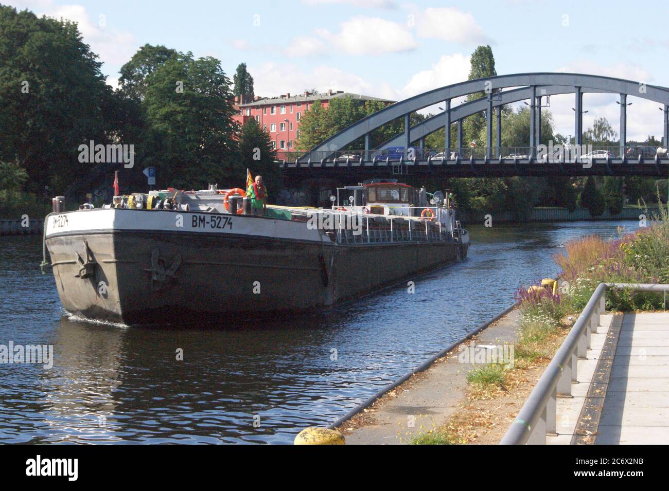 Das 1967 in der polnischen Werft 'Plocka Stocznia Rzeczna' gebaute Frachtschiff BM 5274 am Lindenufer am Fluss Havel in Berlin-Spandau. Stock Photo