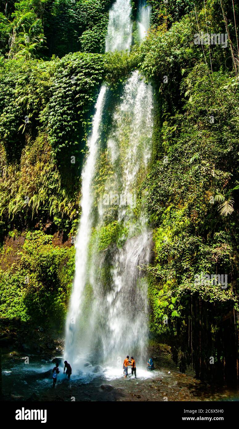 People under falling water hi-res stock photography and images - Alamy