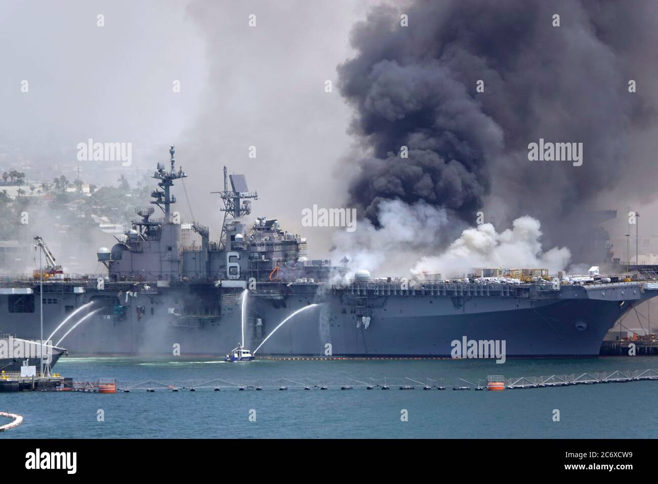 Россия атакует американский флот. Bonhomme Richard ВМС США. Пожар в ВМС США USS Bonhomme Richard. Горящий американский военный корабль. Взорванный корабль.