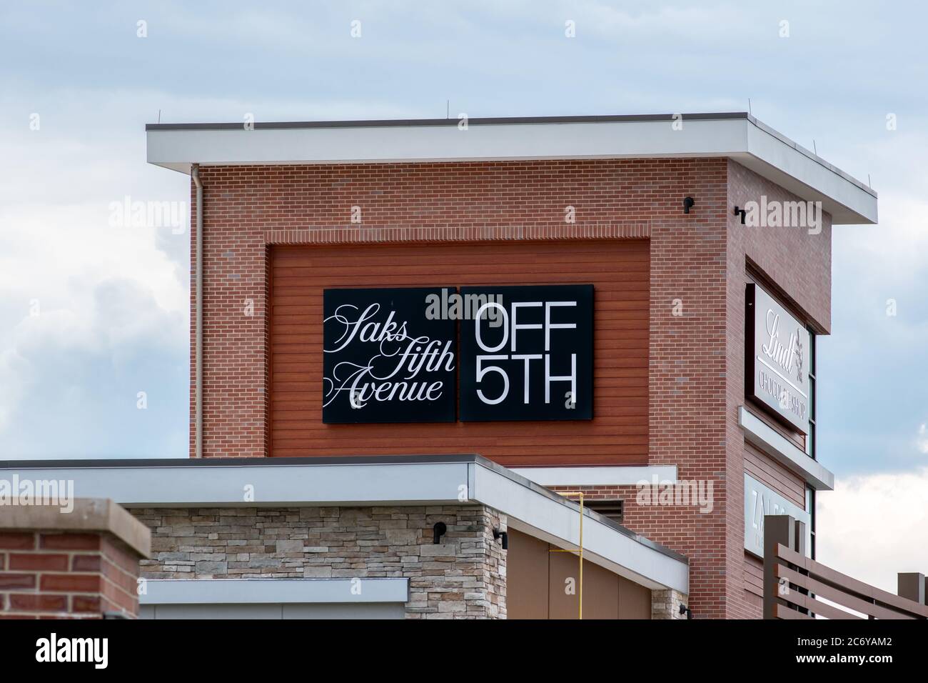 Saks 5th avenue logo hires stock photography and images Alamy