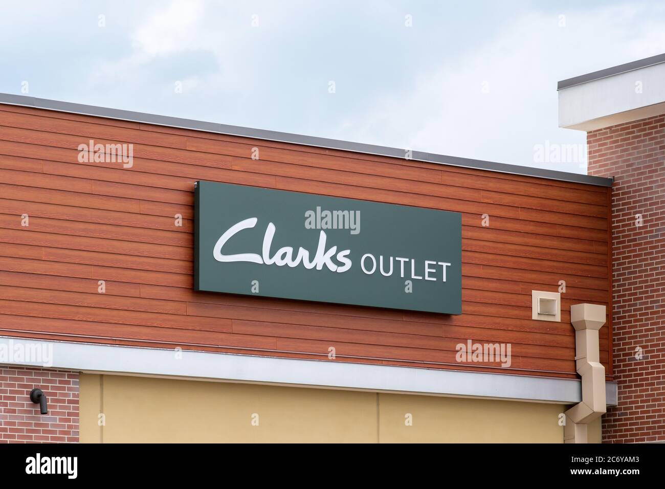 clarks outlet returns
