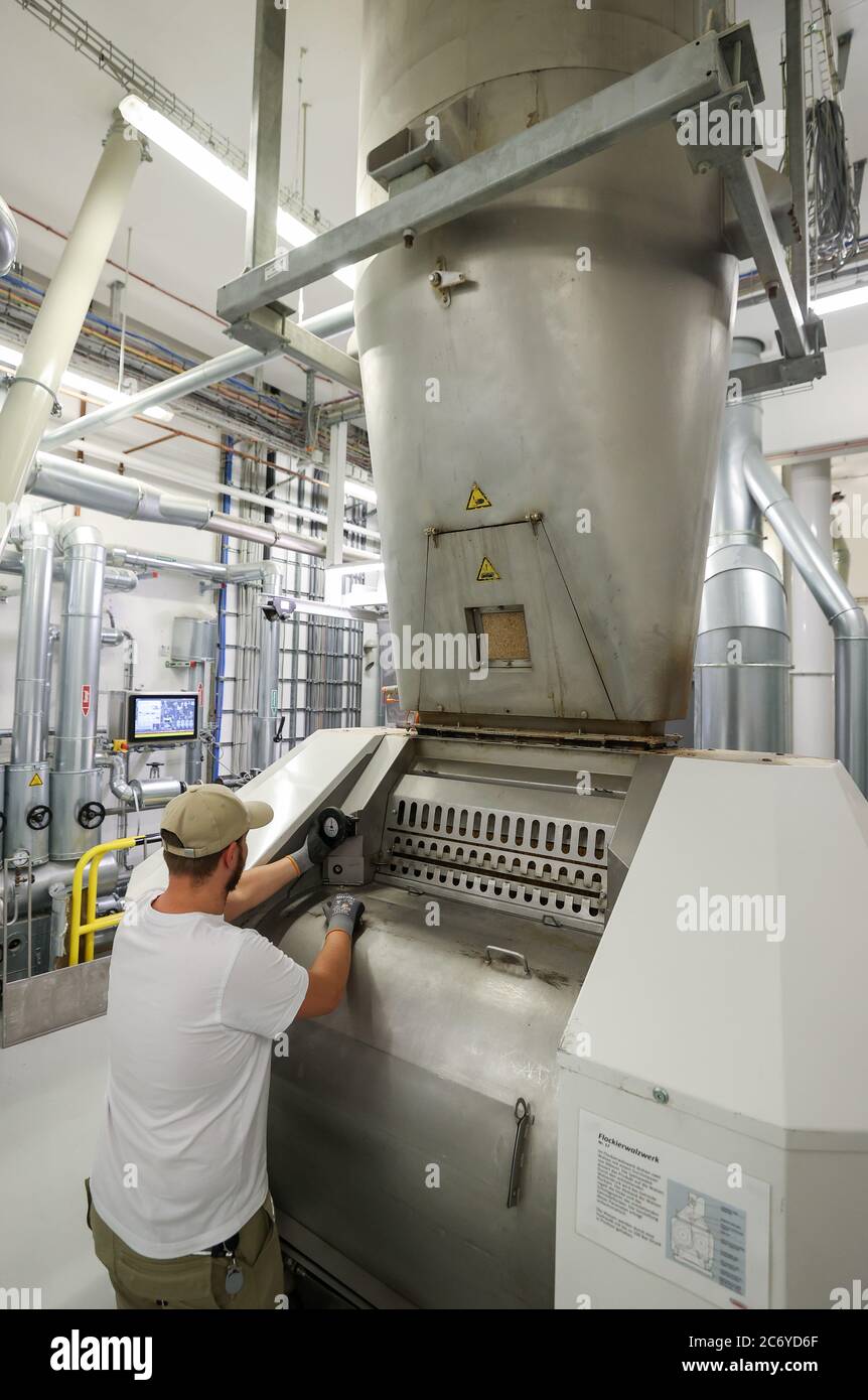 Plauen, Germany. 10th July, 2020. A miller from Rubinmühle Vogtland GmbH  monitors a flaking roller mill for the production of oat flakes in the oat  mill. Saxony's largest oat mill is expanding