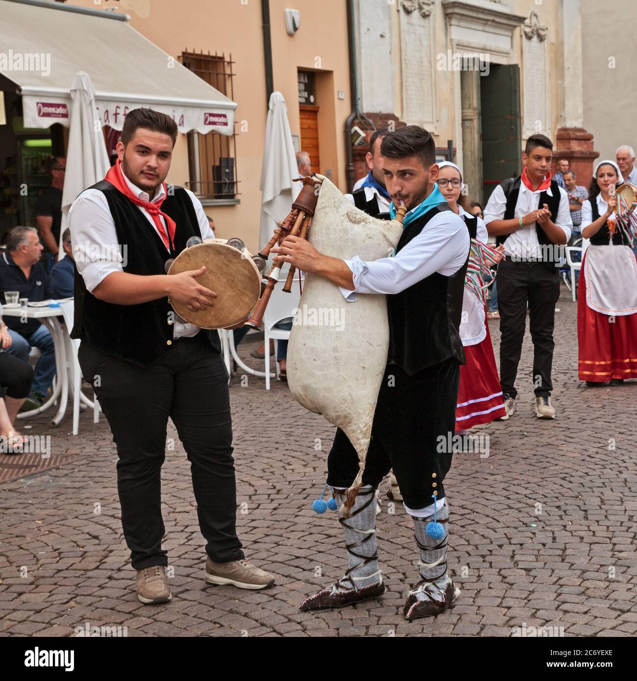 Italian traditional music hi-res stock photography and images - Alamy, image size:1300x1390