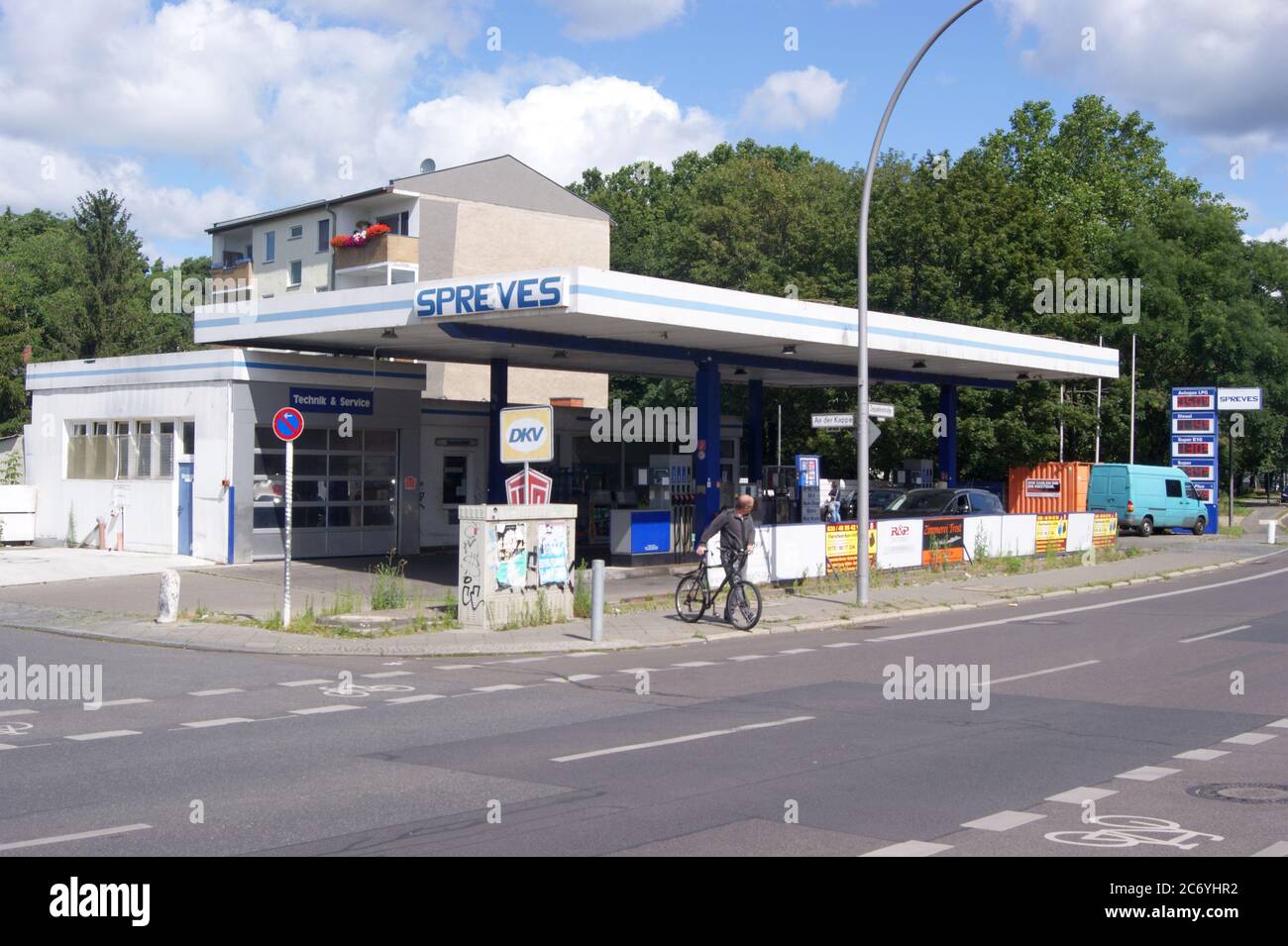 Tankstelle Spreves in der Zeppelinstraße Ecke An der Kappe in Berlin-Spandau Stock Photo