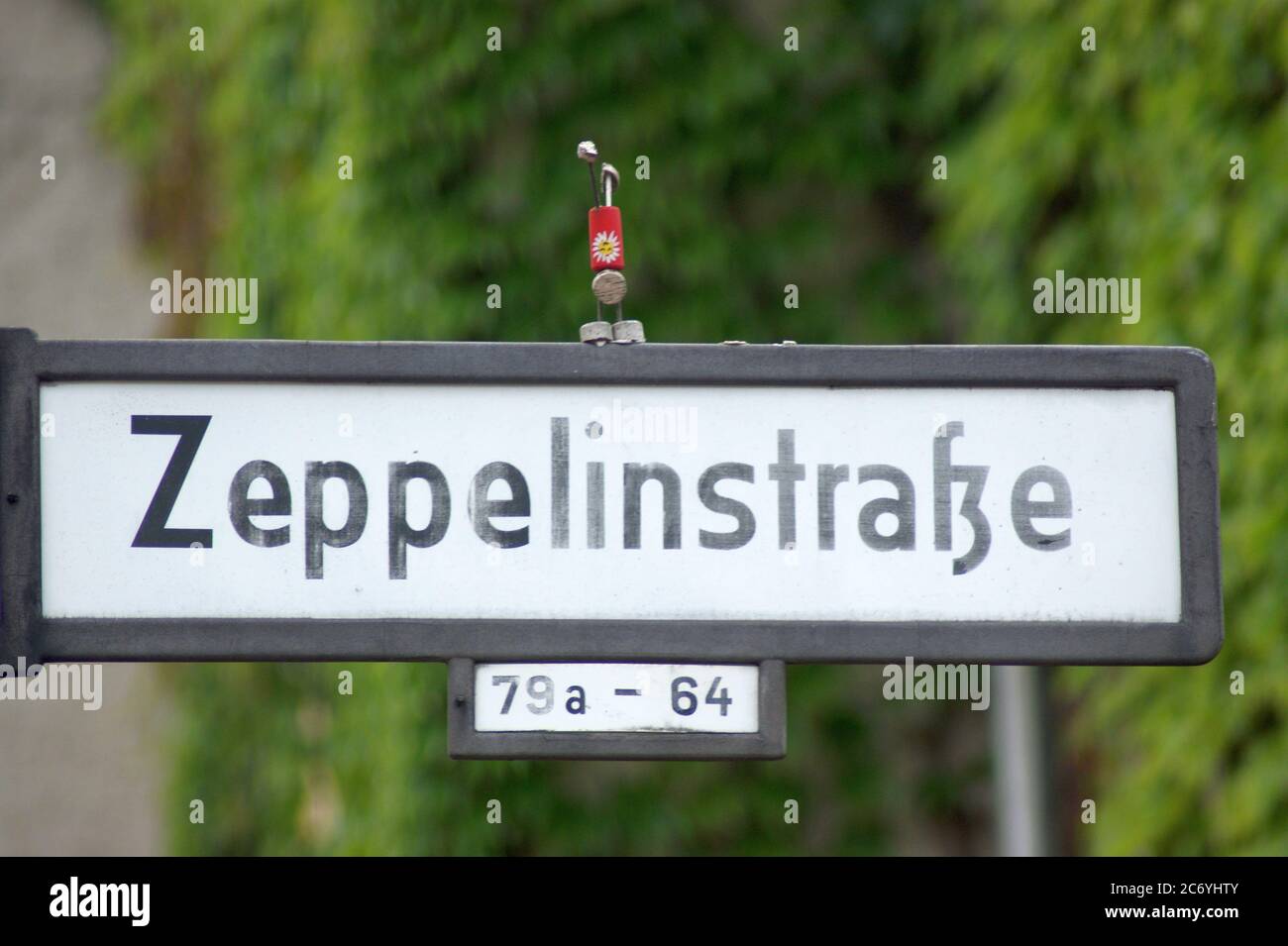Yoga-Männchen in der Zeppelinstraße in Berlin-Spandau Stock Photo