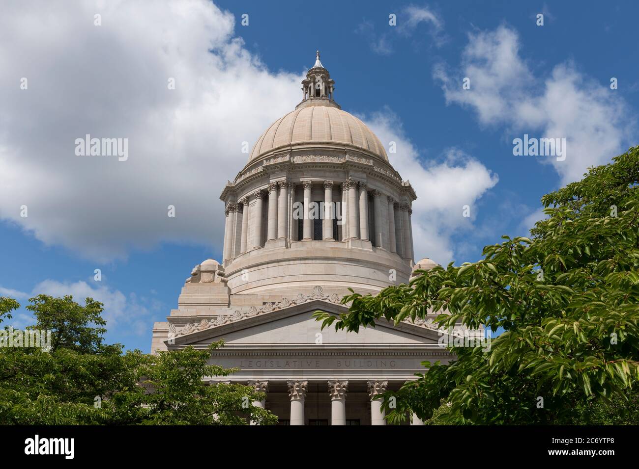 Olympia, Washington, USA. 13th July, 2020. View of the Washington State Capitol Building. This week, governor Jay Inslee implemented a statewide order mandating businesses to refuse service to customers without face masks to slow the spread of COVID-19. Credit: Paul Christian Gordon/Alamy Live News. Stock Photo