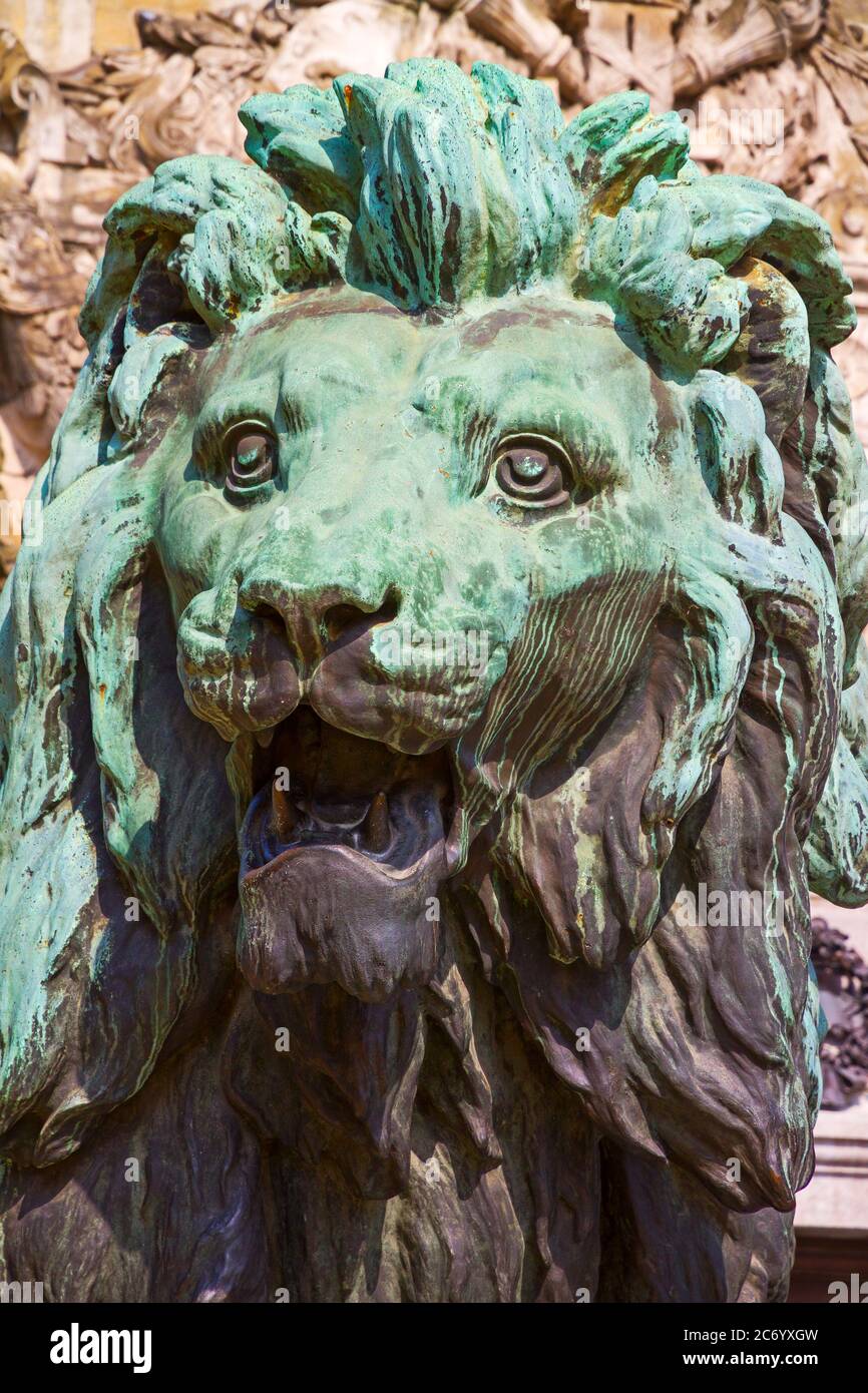 Bronze lion monument head hi-res stock photography and images - Alamy