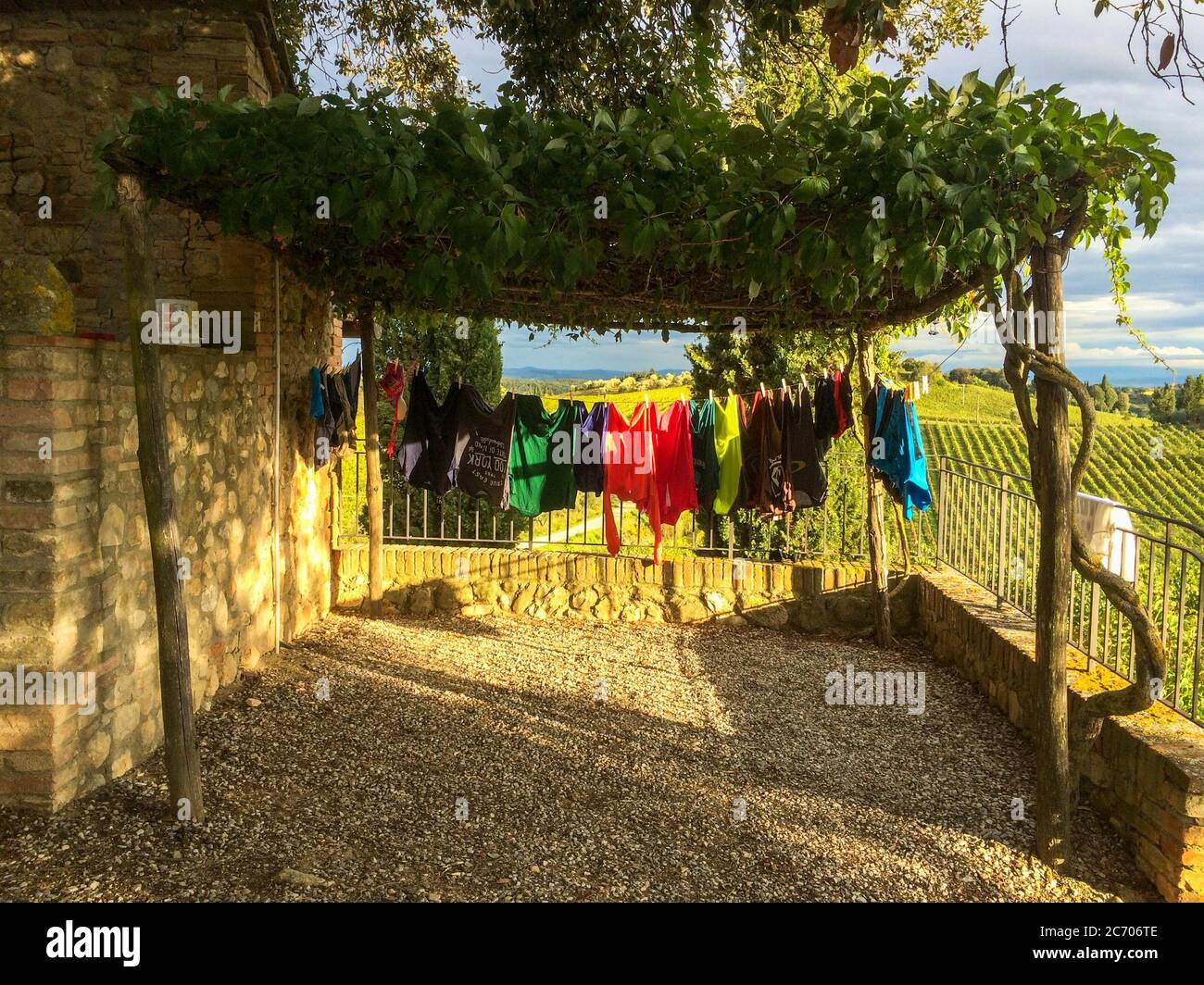 Herbstliche Toskana auf einem Weingut im Chiantigebiet im Schein der untergehenden Abendsonne Stock Photo