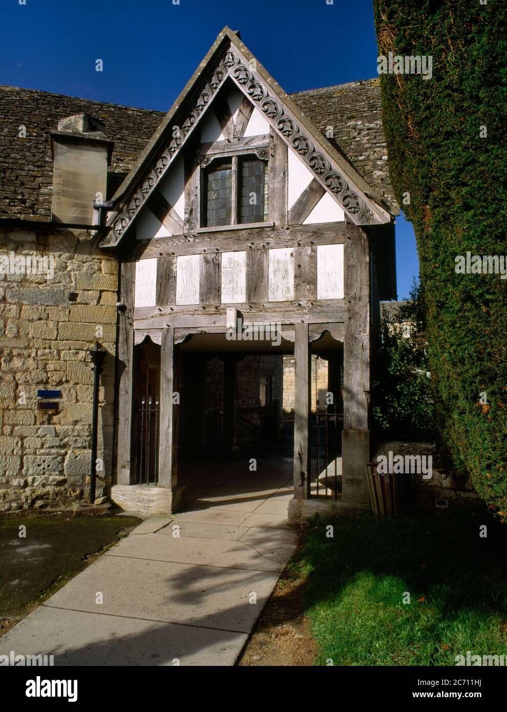 View W of the Lych Gate between St Mary's Churchyard & New Street, Painswick, Gloucestershire, England, UK. Built 1901 for Mrs Frances Sarah Williams. Stock Photo