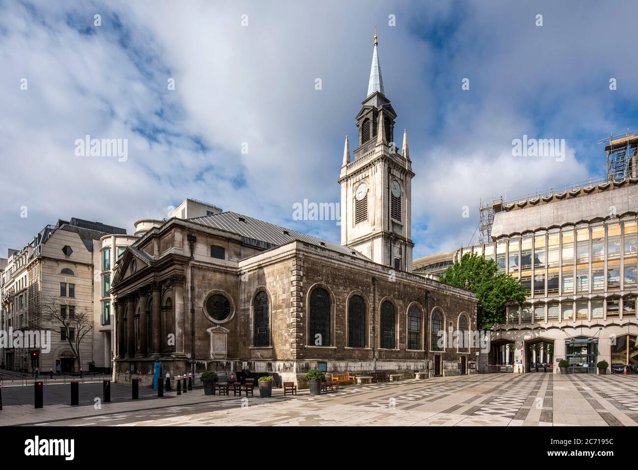 Oblique view of church from north east, with Richard Gilbert Scott's Guildhall extension on the right. Christopher Wren churches -  St. Lawrence Jewry Stock Photo