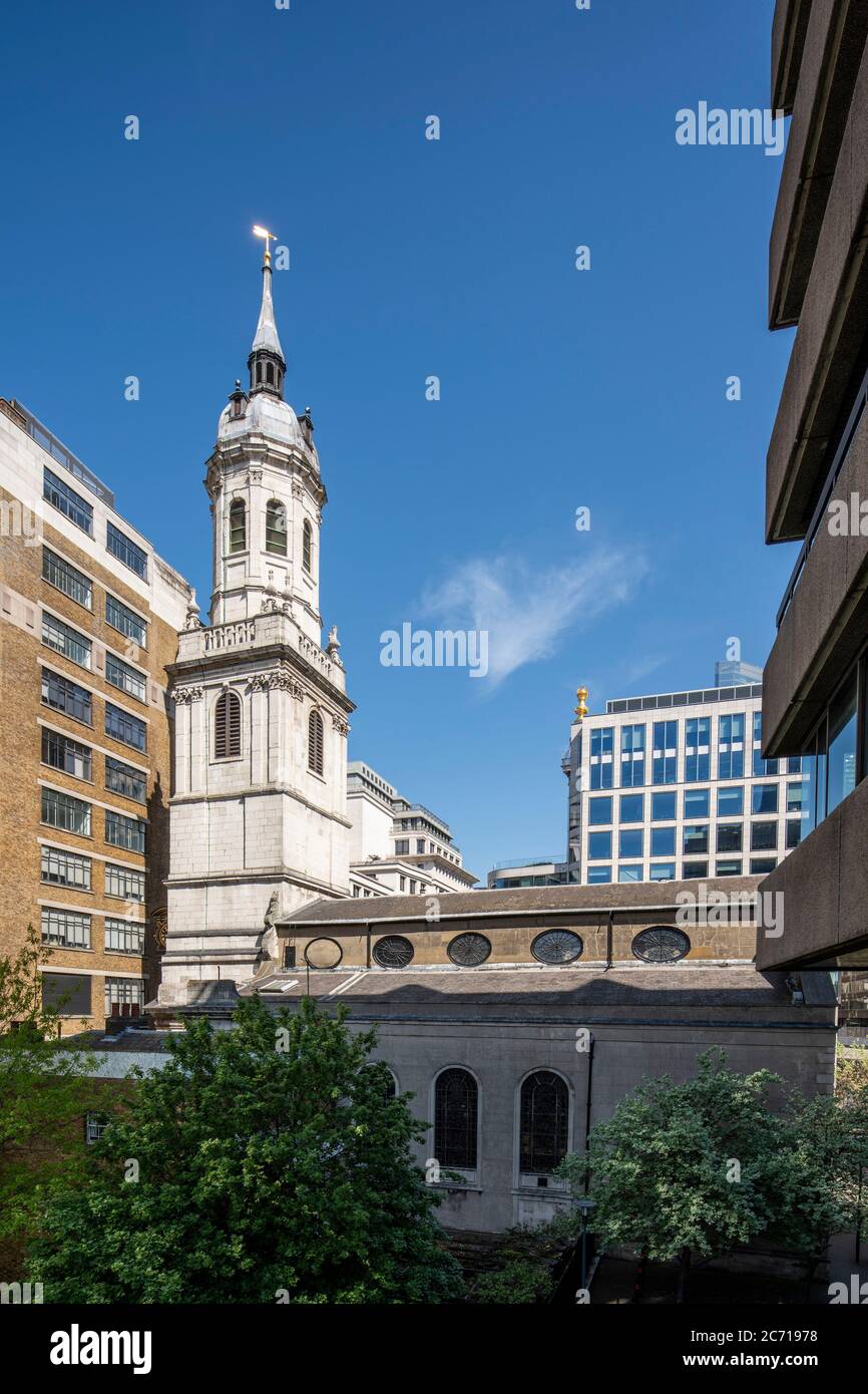 Slightly elevated view from the south of the spire of St. Magnus the Martyr with Adelaide House by Burnett & Tait to the left of the church. The Monum Stock Photo