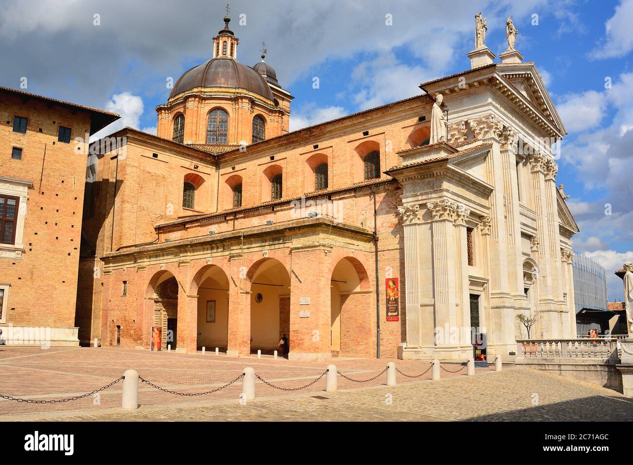 Urbino,Marche,Italia.The Cattedrale Metropolitana di Santa Maria Assunta is located in the center of the city and contains remarkable works of art. Stock Photo