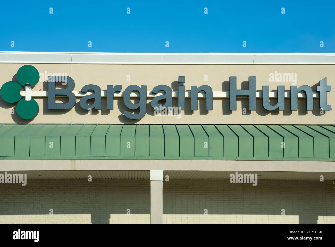 Outside sign for Bargain Hunt discount retail store Stock Photo