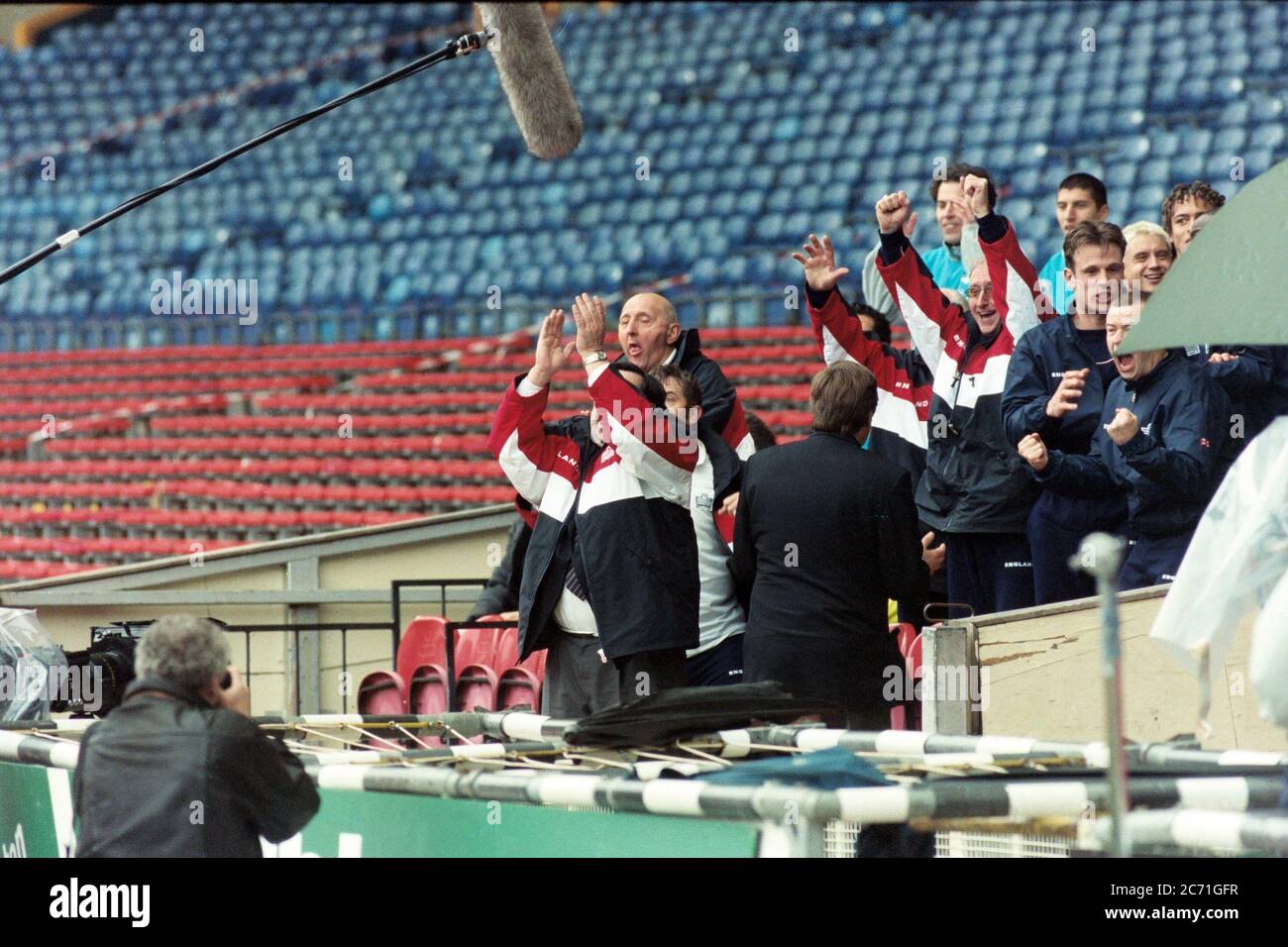 Ricky Tomlinson during filming as he plays Mike Bassett England manager at Wembley Stadium, London 1998 Stock Photo