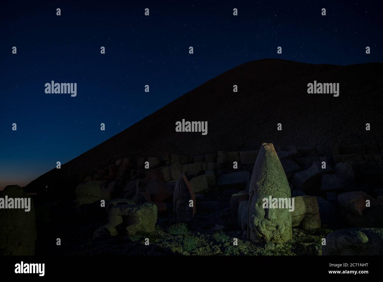 Commagene statues on the summit of Mount Nemrut at night with stars in the sky, Adiyaman, Turkey. Stone heads at the top of 2150 meters high Mount Nem Stock Photo