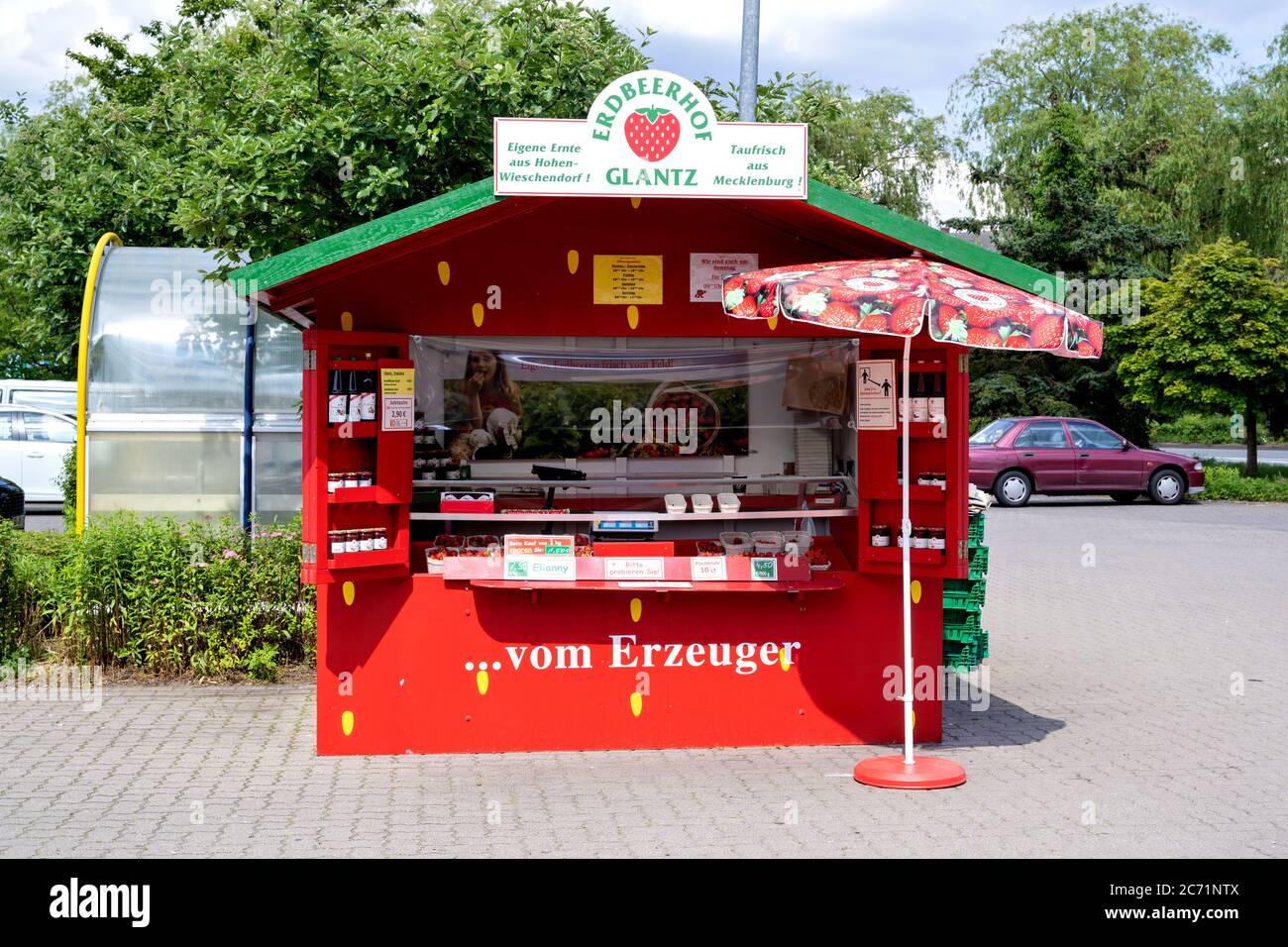 Strawberry kiosk hi-res stock photography and images - Alamy