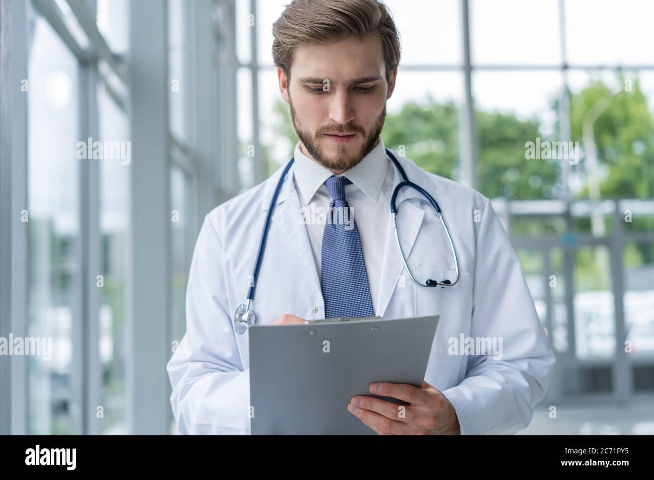 Standing folder stethoscope people hi-res stock photography and images ...
