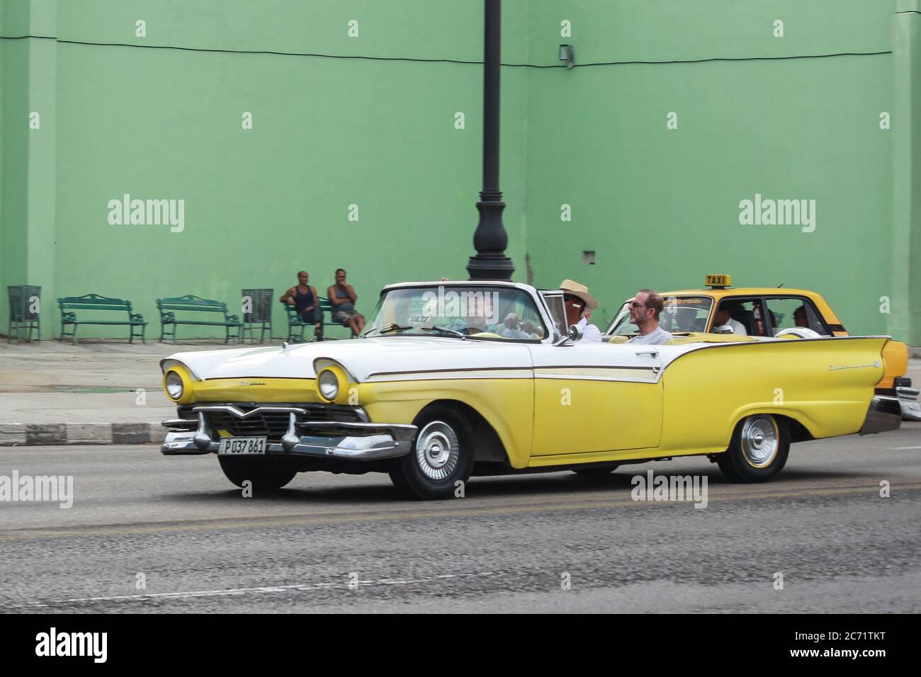 Yellow vintage car 50s style hi-res stock photography and images - Alamy