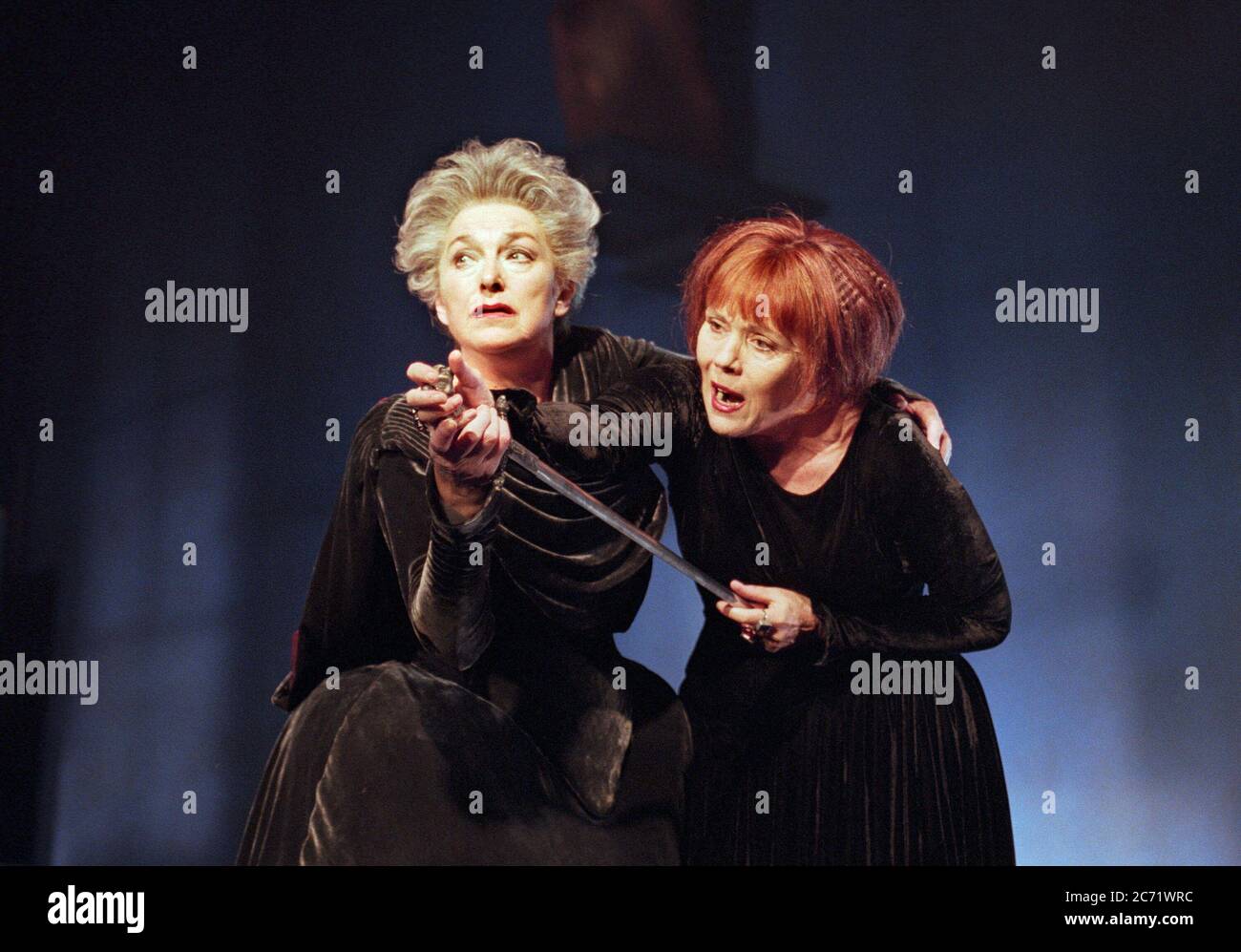 l-r: Barbara Jefford (Oenone), Diana Rigg (Phedre) in PHEDRE by Racine at the Albery Theatre, London WC2  09/09/1998  an Almeida Theatre production  in a new version by Ted Hughes  design: Maria Bjornson  lighting: Mark Henderson  director: Jonathan Kent Stock Photo