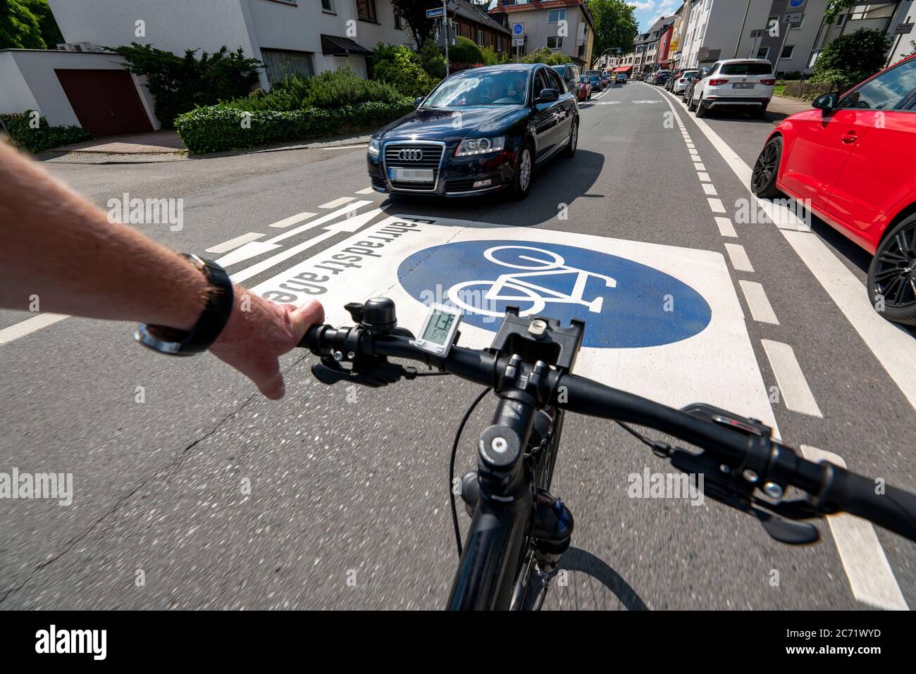 Bicycle road, cyclists have priority over car traffic, new bicycle axes through Essen, here in the district of Rüttenscheid, Kahrstrasse, part of the Stock Photo