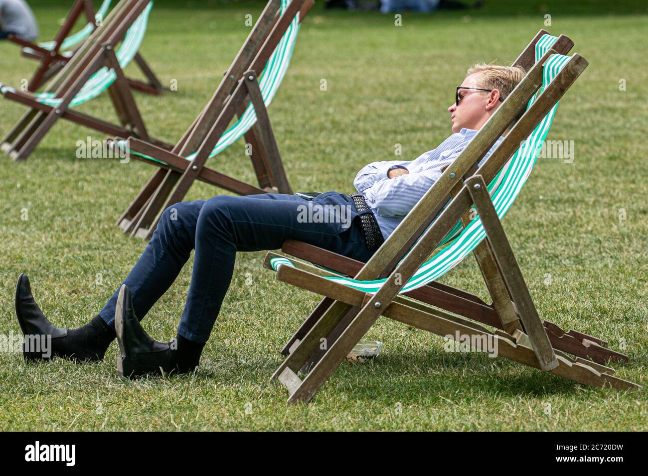 Deck chairs in hyde park hi-res stock photography and images - Alamy