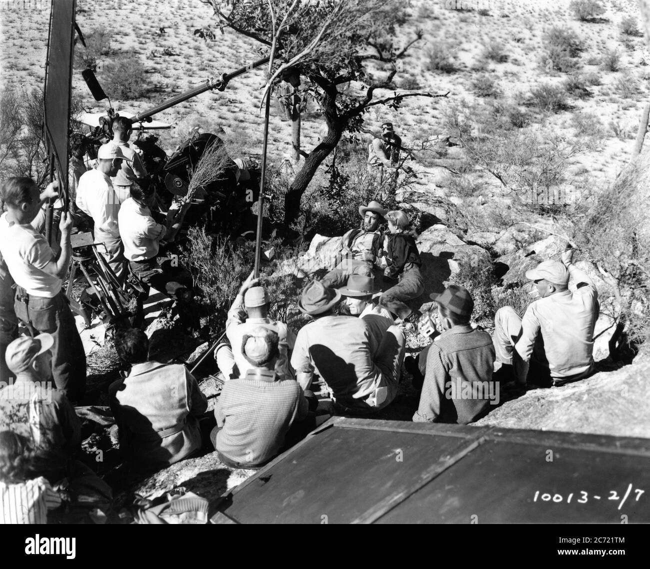 Director ANTHONY MANN and Film Crew  filming GILBERT ROLAND and BARBARA STANWYCK on set location candid for THE FURIES 1950 novel Niven Busch producer Hal B. Wallis Wallis - Hazen / Paramount Pictures Stock Photo