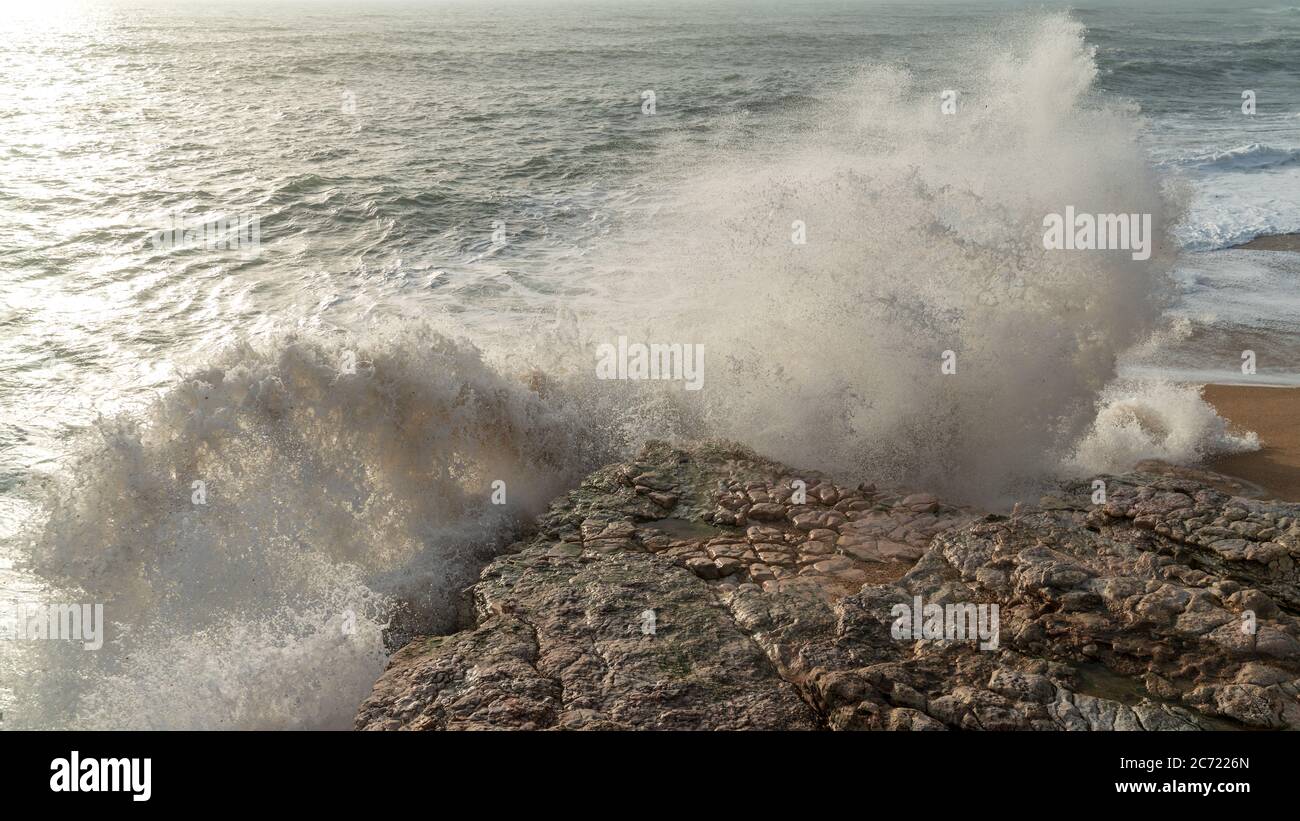 Powerful waves ocean hitting cliff hi-res stock photography and images ...