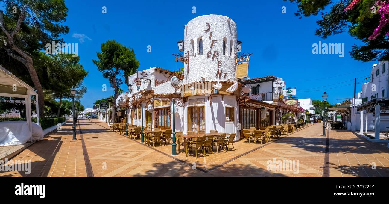 Geschlossene Geschäfte im ehemals gut besuchten Ferienort Cala d'Or an der Süd-Ostküste von Mallorca. Die kommende allgemeine Maskenpflicht führt zu w Stock Photo
