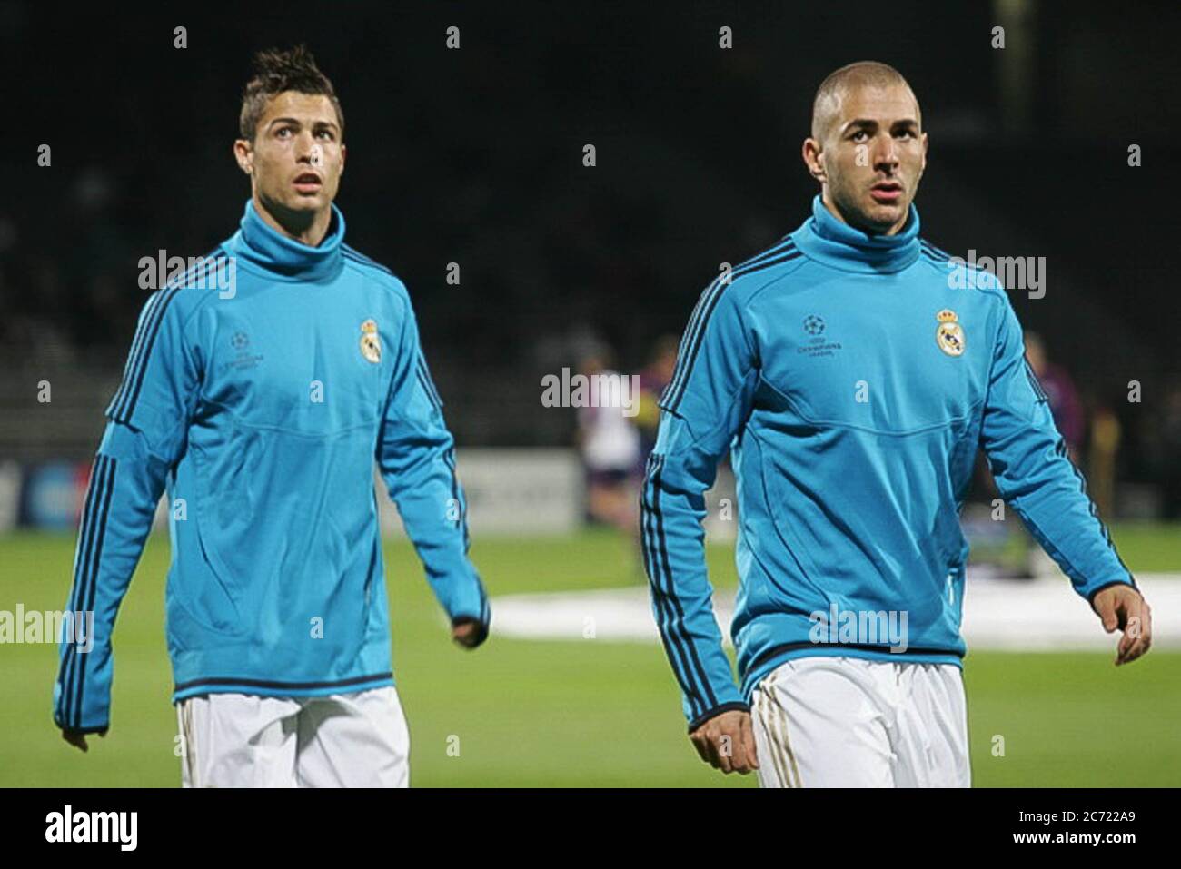 Olympique Lyonnais' Karim Benzema fires a shot past Steaua Bucuresti's  Sorin Ghionea Stock Photo - Alamy