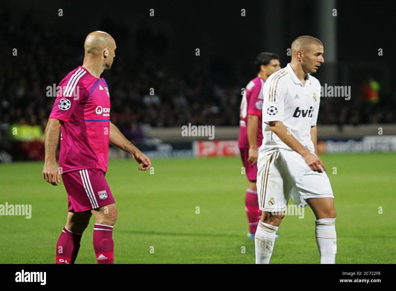 Olympique Lyonnais' Karim Benzema fires a shot past Steaua Bucuresti's  Sorin Ghionea Stock Photo - Alamy